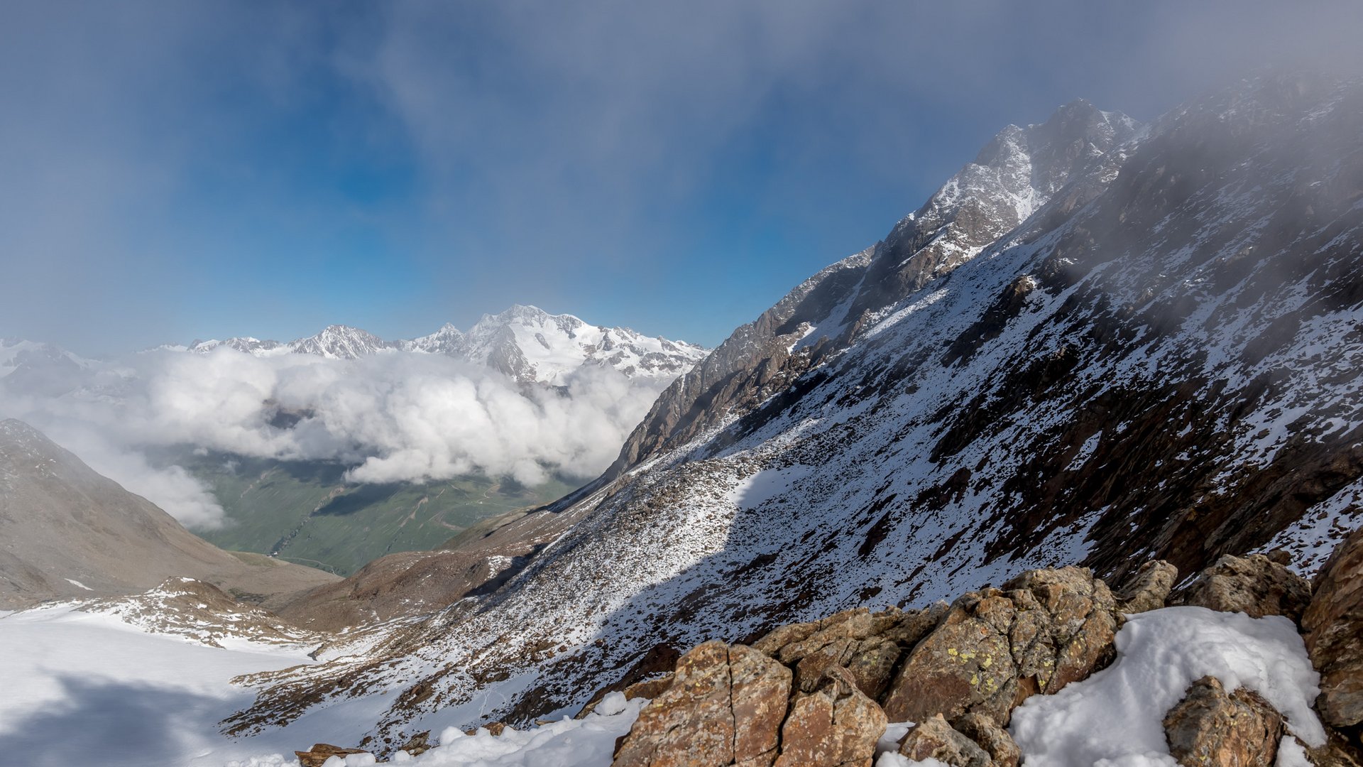Natur- und Alpinhotel Post: von Ihrem Hotel zur Wildspitze Schneebedeckte Berge und Felsen unter blauem Himmel mit Wolken im Tal