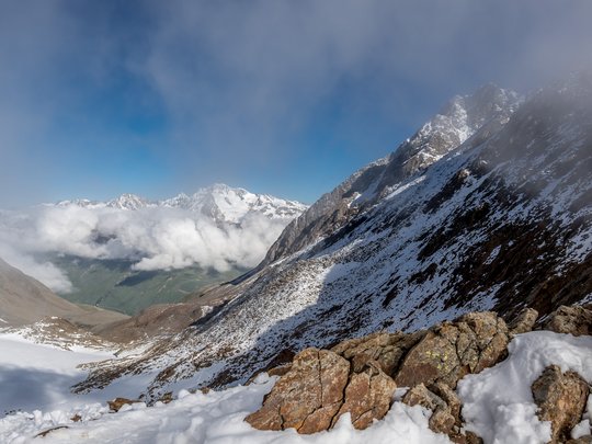 Natur- und Alpinhotel Post: von Ihrem Hotel zur Wildspitze Schneebedeckte Berge und Felsen unter blauem Himmel mit Wolken im Tal