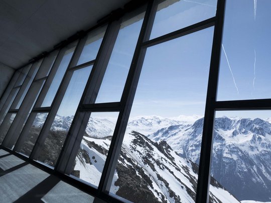 Natur- und Alpinhotel Post: Sehenswürdigkeiten im Ötztal Blick durch große Fenster auf schneebedeckte Berge und blauen Himmel