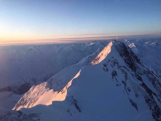 Natur- und Alpinhotel Post: von Ihrem Hotel zur Wildspitze Schneebedeckter Berggipfel mit Kreuz im Sonnenuntergang