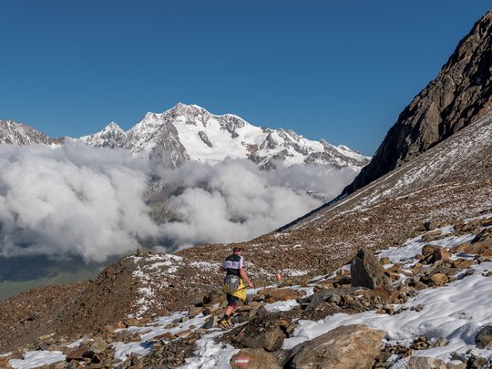 Natur- und Alpinhotel Post: von Ihrem Hotel zur Wildspitze Wanderer auf felsigem Bergweg mit schneebedeckten Gipfeln und Wolken im Hintergrund