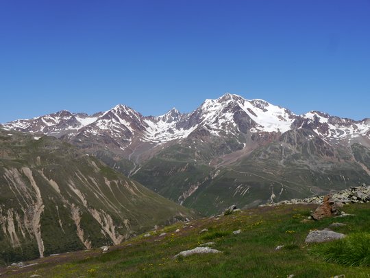 Natur- und Alpinhotel Post: von Ihrem Hotel zur Wildspitze Berglandschaft mit schneebedeckten Gipfeln unter klarem blauem Himmel