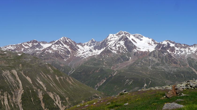 En route dans le parc naturel de l’Ötztal Paysage montagneux avec des sommets enneigés sous un ciel bleu clair