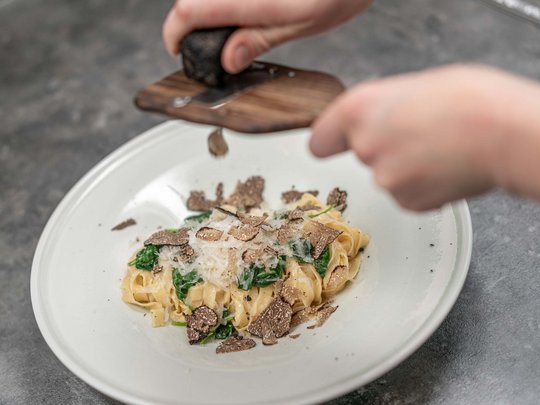 Lieu de rêve Vent : notre hôtel dans l’Ötztal Main râpe des truffes noires sur des pâtes aux épinards et parmesan