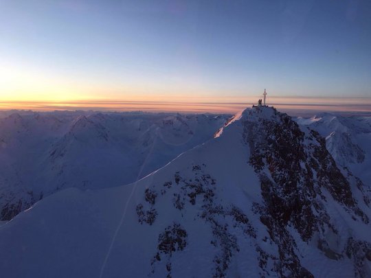 Natur- und Alpinhotel Post: von Ihrem Hotel zur Wildspitze Gipfel mit Kreuz im Sonnenuntergang über verschneiten Bergen