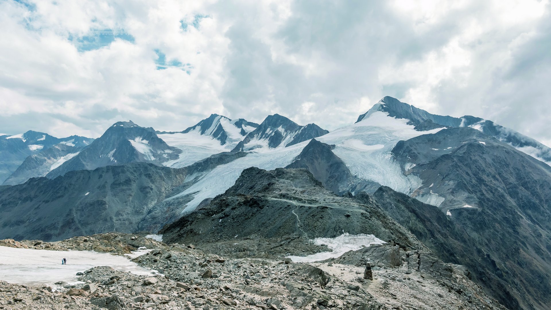 L’endroit de la découverte d’Ötzi : randonnées dans l’Ötztal Paysage montagneux rocheux avec glaciers sous un ciel nuageux