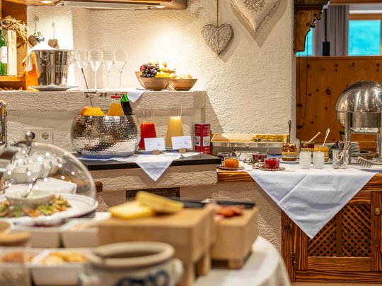 Morgendlicher Genuss in Vent: Ihre Unterkunft mit Frühstück Frühstücksbuffet mit Säften, Früchten, Brot und Aufstrichen in gemütlichem Raum