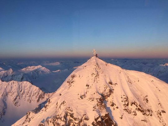 Natur- und Alpinhotel Post: von Ihrem Hotel zur Wildspitze Gipfel eines schneebedeckten Berges mit Kreuz und Person bei Sonnenuntergang