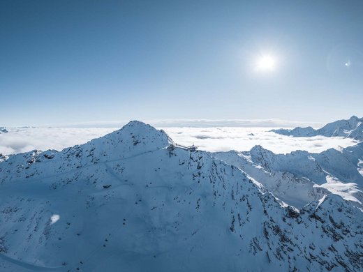 Lieu de rêve Vent : notre hôtel dans l’Ötztal Montagnes enneigées avec téléphérique sous un ciel bleu clair