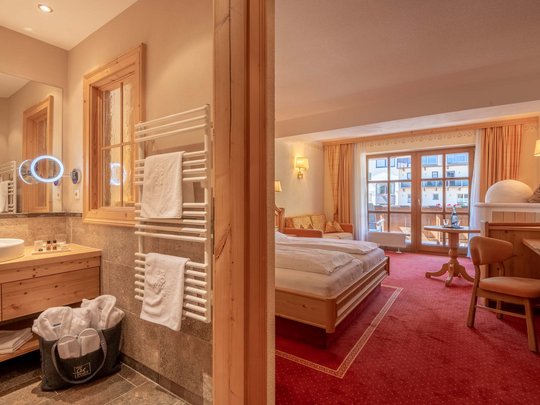 Lieu de rêve Vent : notre hôtel dans l’Ötztal Chambre d'hôtel confortable avec salle de bain et balcon en bois chaleureux