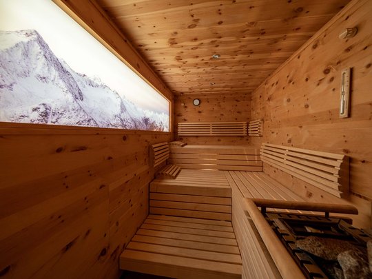 Lieu de rêve Vent : notre hôtel dans l’Ötztal Sauna en bois avec vue sur les montagnes enneigées à travers une grande fenêtre