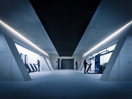 Natur- und Alpinhotel Post: Sehenswürdigkeiten im Ötztal Moderner Innenraum mit Personen an interaktiven Displays