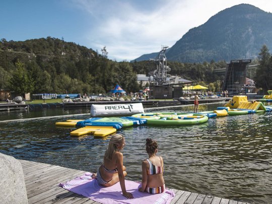 Natur- und Alpinhotel Post: Sehenswürdigkeiten im Ötztal Zwei Frauen am Steg eines Wasserspielplatzes mit Bergen im Hintergrund