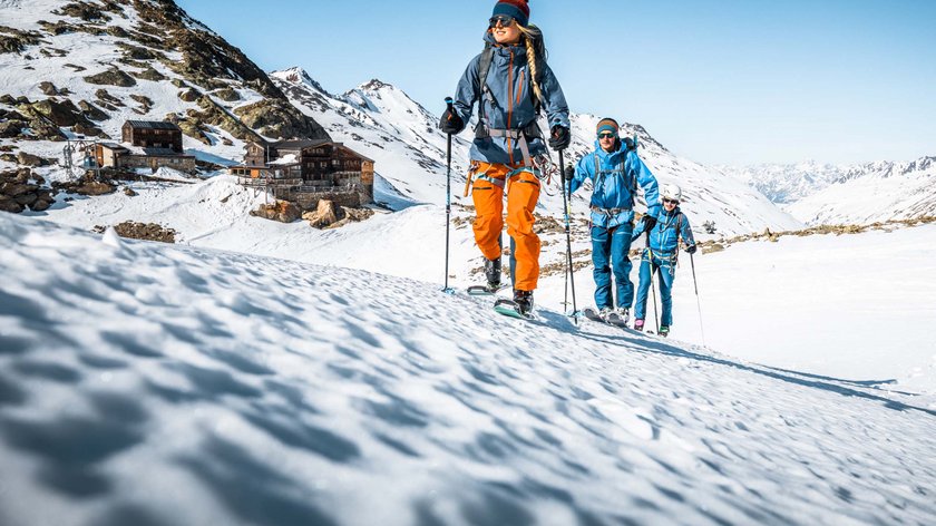La randonnée à skis de Vent sur le Similaun Groupe de skieurs de randonnée dans la neige en montagne sous un ciel bleu clair