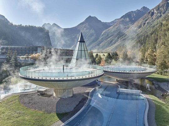 Natur- und Alpinhotel Post: Sehenswürdigkeiten im Ötztal Außenbecken mit dampfendem Thermalwasser vor Bergkulisse