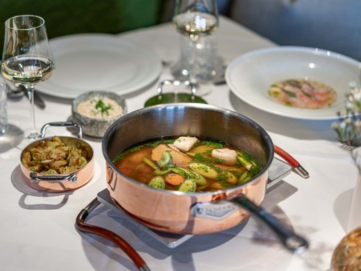 Lieu de rêve Vent : notre hôtel dans l’Ötztal Marmite en cuivre avec soupe claire et légumes sur table dressée