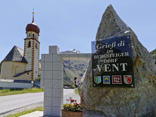 Familienhotel in Vent Ortseingangsschild Vent vor Kirche und Berglandschaft