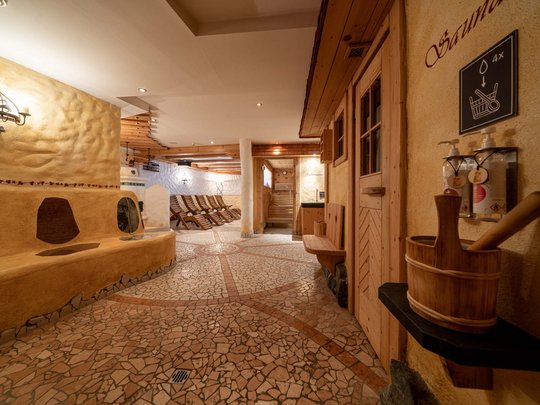 Lieu de rêve Vent : notre hôtel dans l’Ötztal Intérieur d'un espace bien-être avec sauna et chaises longues