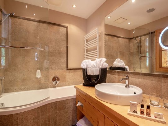 Lieu de rêve Vent : notre hôtel dans l’Ötztal Salle de bain moderne avec baignoire, lavabo et serviettes
