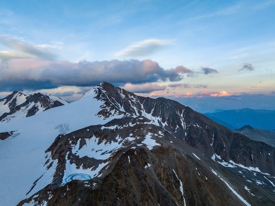 Sur le Similaun et la Wildspitze de notre hôtel à Vent Pics de montagne enneigés sous un ciel bleu au coucher du soleil