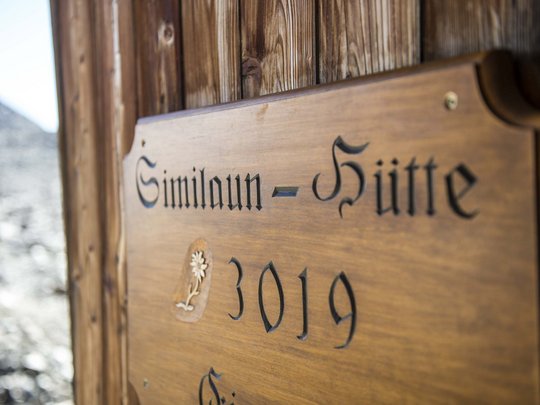 Alpinclub Similaun: durch die Liebe zum Berg vereint Holzschild der Similaun-Hütte mit Höhenangabe 3019 Meter