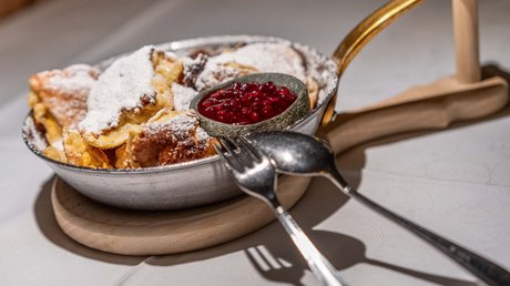 Pictures of our mountain hotel in Vent Kaiserschmarrn with powdered sugar and red berry sauce in a pan