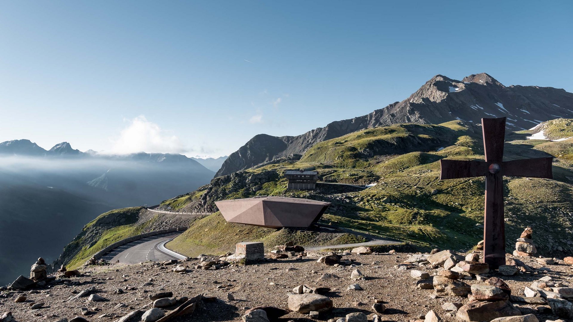 Ötztal Summer Card : découvrir l’Ötztal depuis votre hôtel Panorama alpin avec architecture moderne et grande croix historique en métal