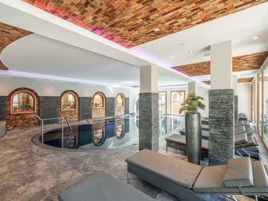 Lieu de rêve Vent : notre hôtel dans l’Ötztal Piscine intérieure moderne avec chaises longues et grandes fenêtres
