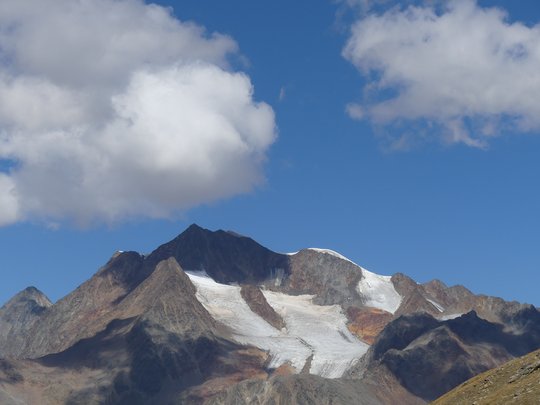 Natur- und Alpinhotel Post: von Ihrem Hotel zur Wildspitze Berggipfel mit Gletscher unter blauem Himmel und weißen Wolken