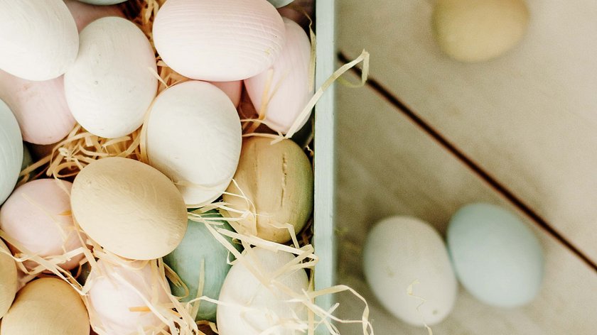 Coutumes de Pâques amusantes du Tyrol Œufs de Pâques aux tons pastel dans une boîte en bois avec de la paille
