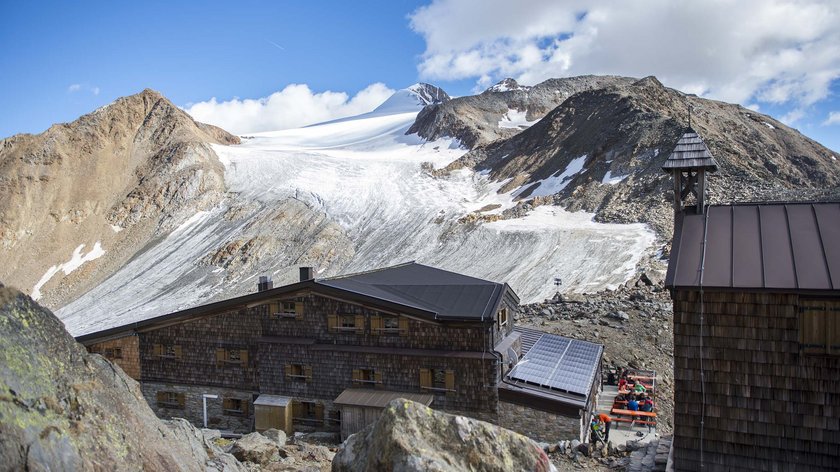 Skitour „Similaunhütte“ Berghütte vor schneebedecktem Gletscher und Bergen unter blauem Himmel