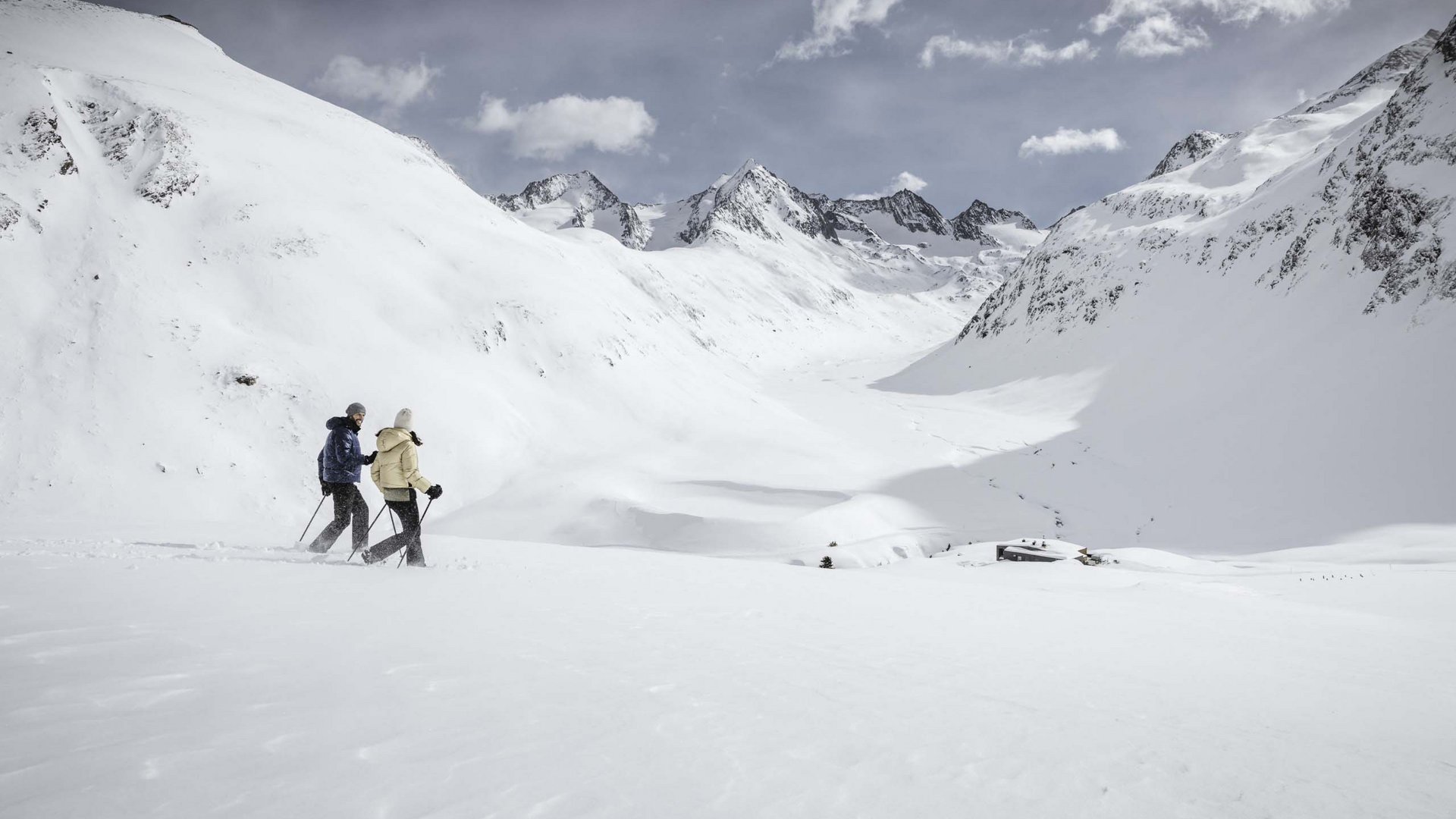 Winterwandern, Langlaufen und Rodeln in Vent Zwei Personen beim Schneeschuhwandern in verschneiter Berglandschaft