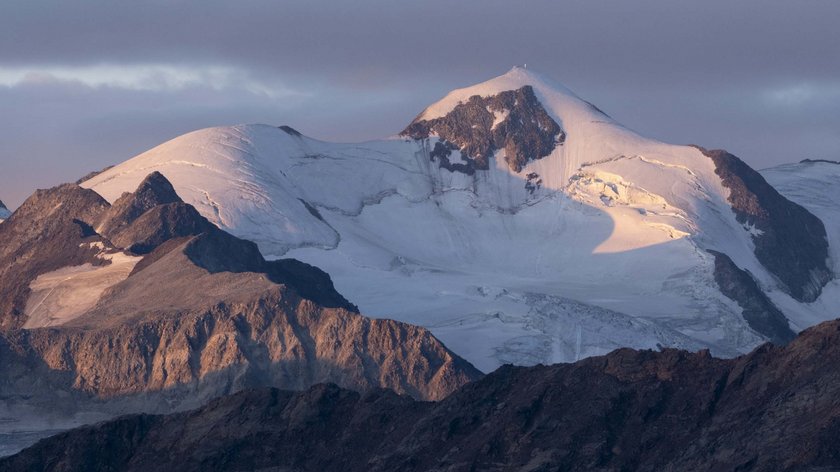 Die Ötztaler Alpen Schneebedeckter Berggipfel im Abendlicht mit Schatten
