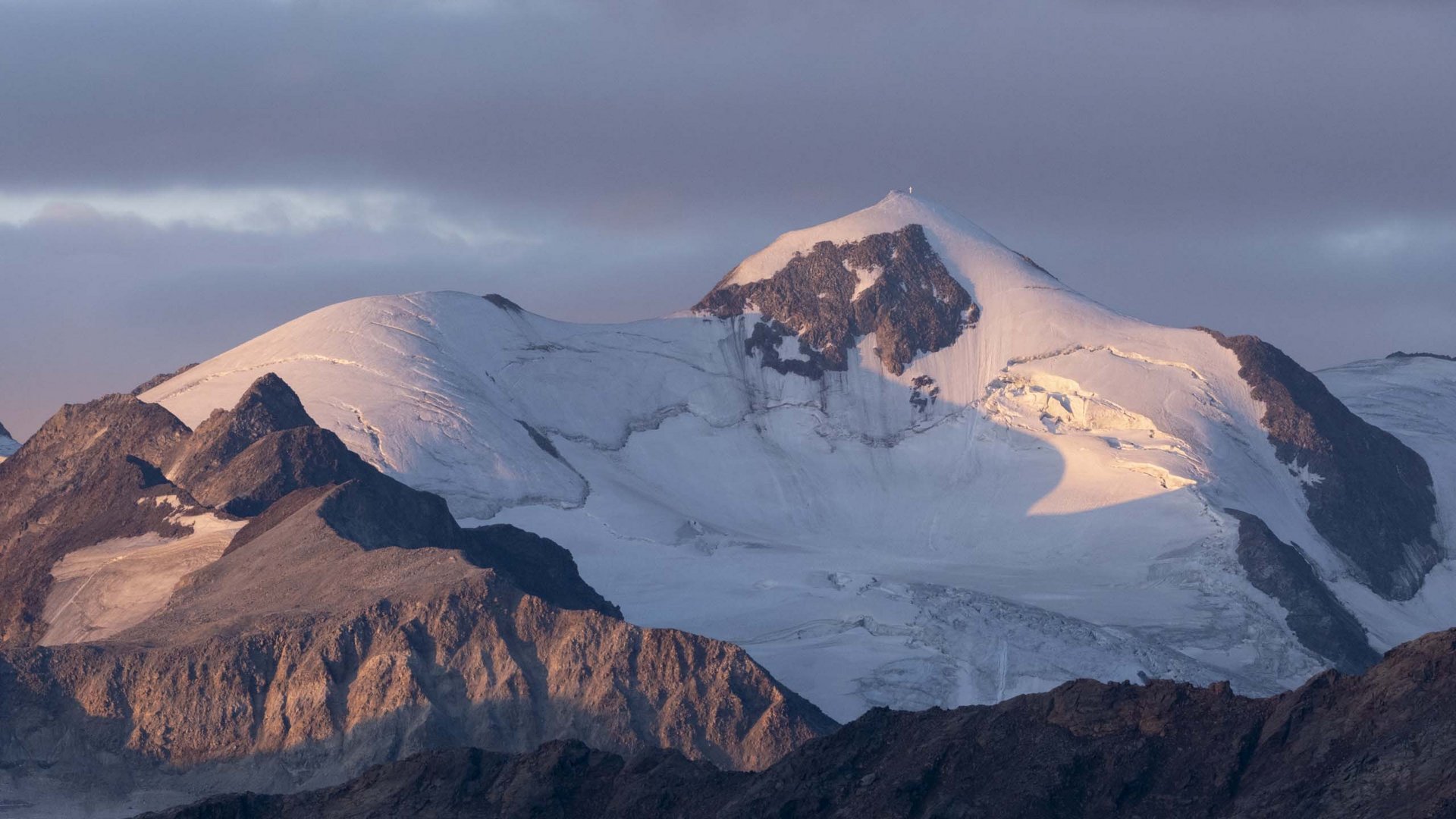 Natur- und Alpinhotel Post: von Ihrem Hotel zur Wildspitze Schneebedeckter Berggipfel im Abendlicht mit Schatten